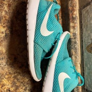 ✨TEAL NIKE SHOES✨